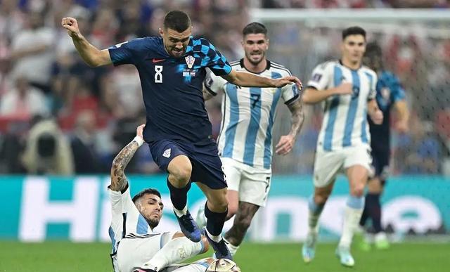 梅西传射建功！阿根廷3-0克罗地亚，晋级决赛！阿尔瓦雷斯梅开二度