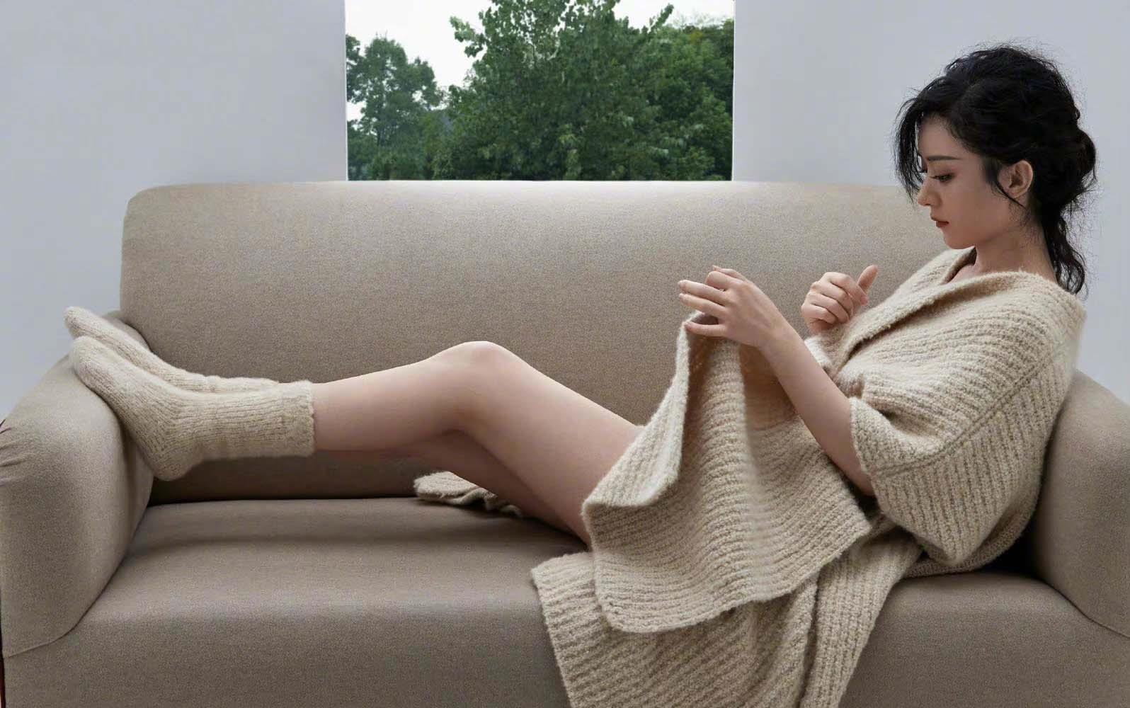 赵丽颖杂志封面的美照曝光,赤脚躺阳台上太撩人--足坛汇