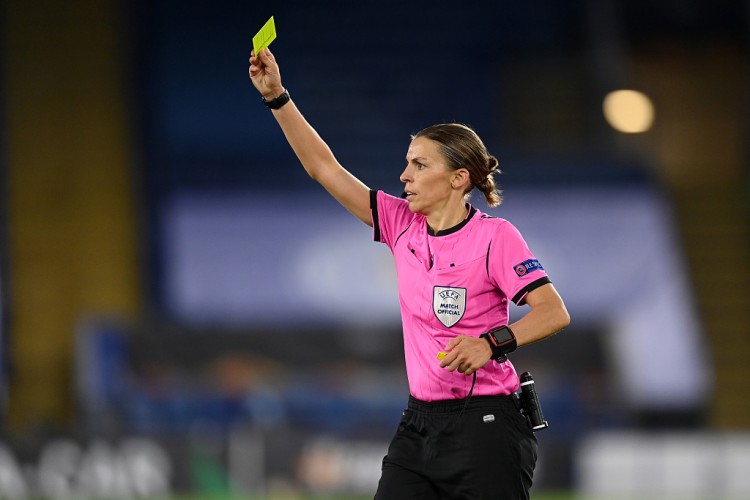 👍弗拉帕尔成为首位执法男足世界杯赛事的女性裁判
