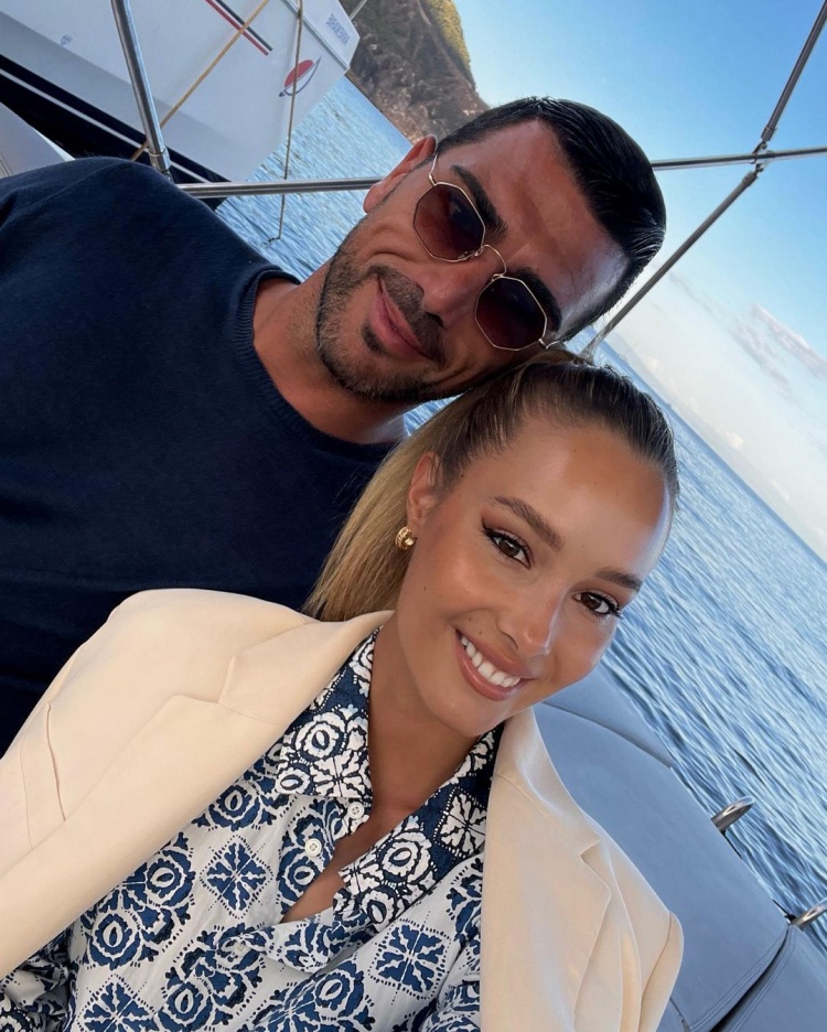 【社交秀】库尔图瓦女友拍时尚大片 瓦尔加佩莱度假