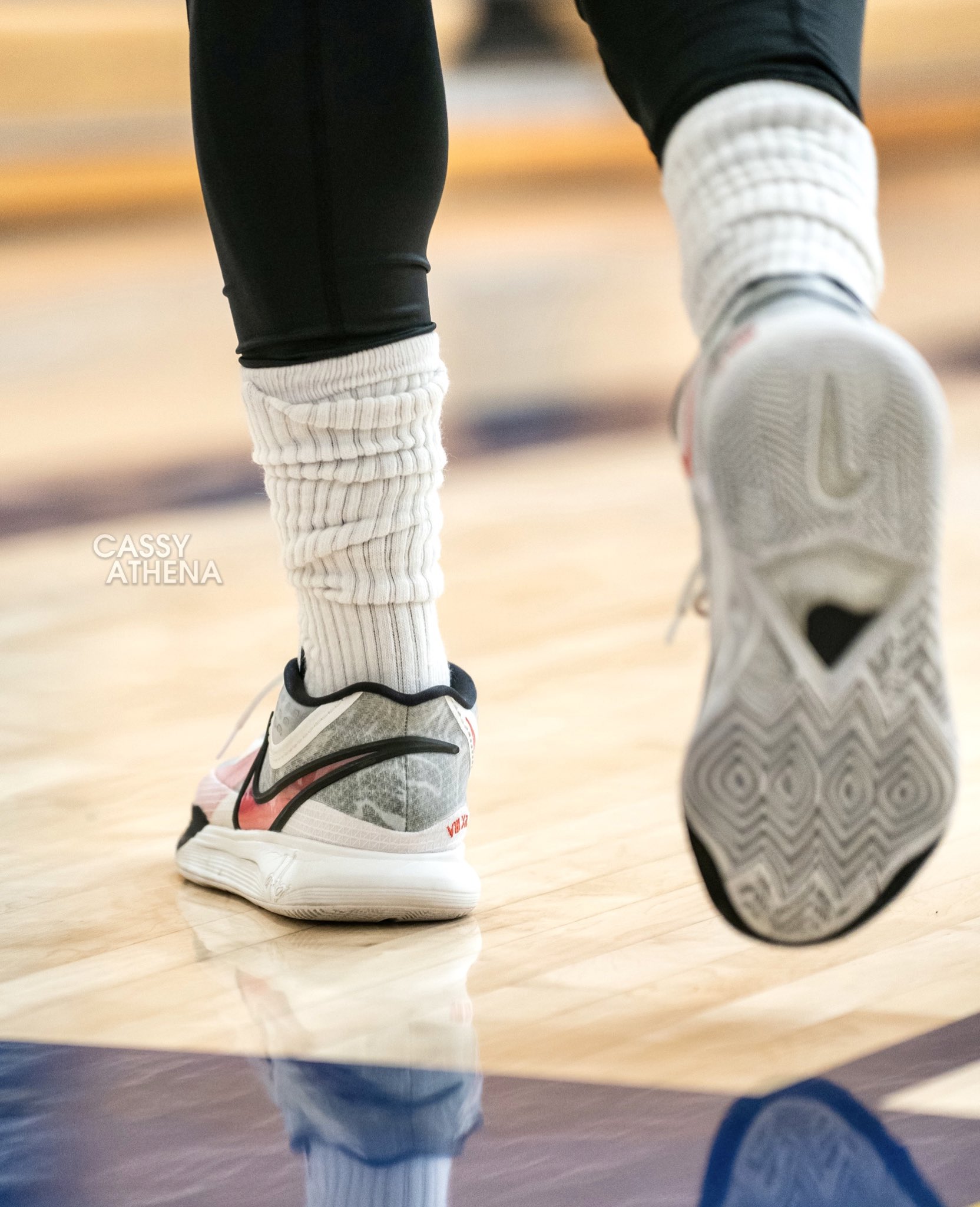 寸头欧文回来了!球鞋名记晒欧文今日上脚新鞋训练照