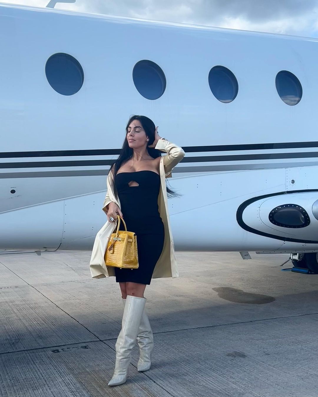 阿图尔女友阿扎尔德里赫特与女友莱万与妻子劳塔罗女友瓦尔加参加活动