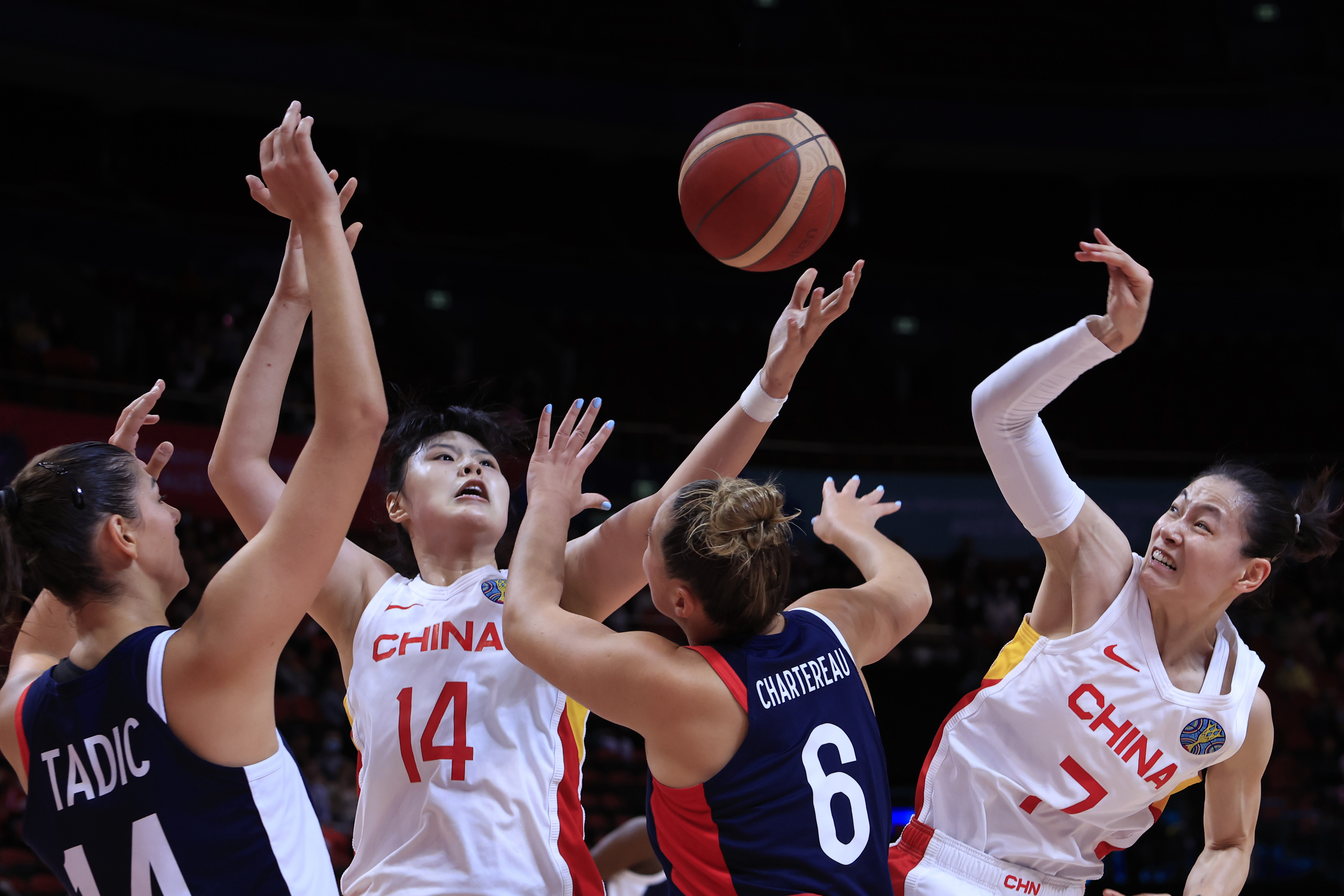 中国女篮在最后一场比赛中以100比60大胜 中国女篮48分大胜美国 美国女篮对法国女篮比分 女篮1/4半决赛 单节净胜11分！中国女篮半场50-39领先法国女篮