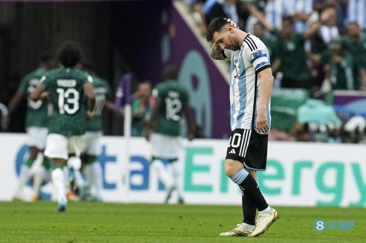 世预赛阿根廷取胜 梅西遭暴力犯规 梅西输了阿根廷 阿根廷对阵澳大利亚梅西 梅西被阿根廷球迷打 危！阿根廷被沙特反超，场上的梅西有些沮丧