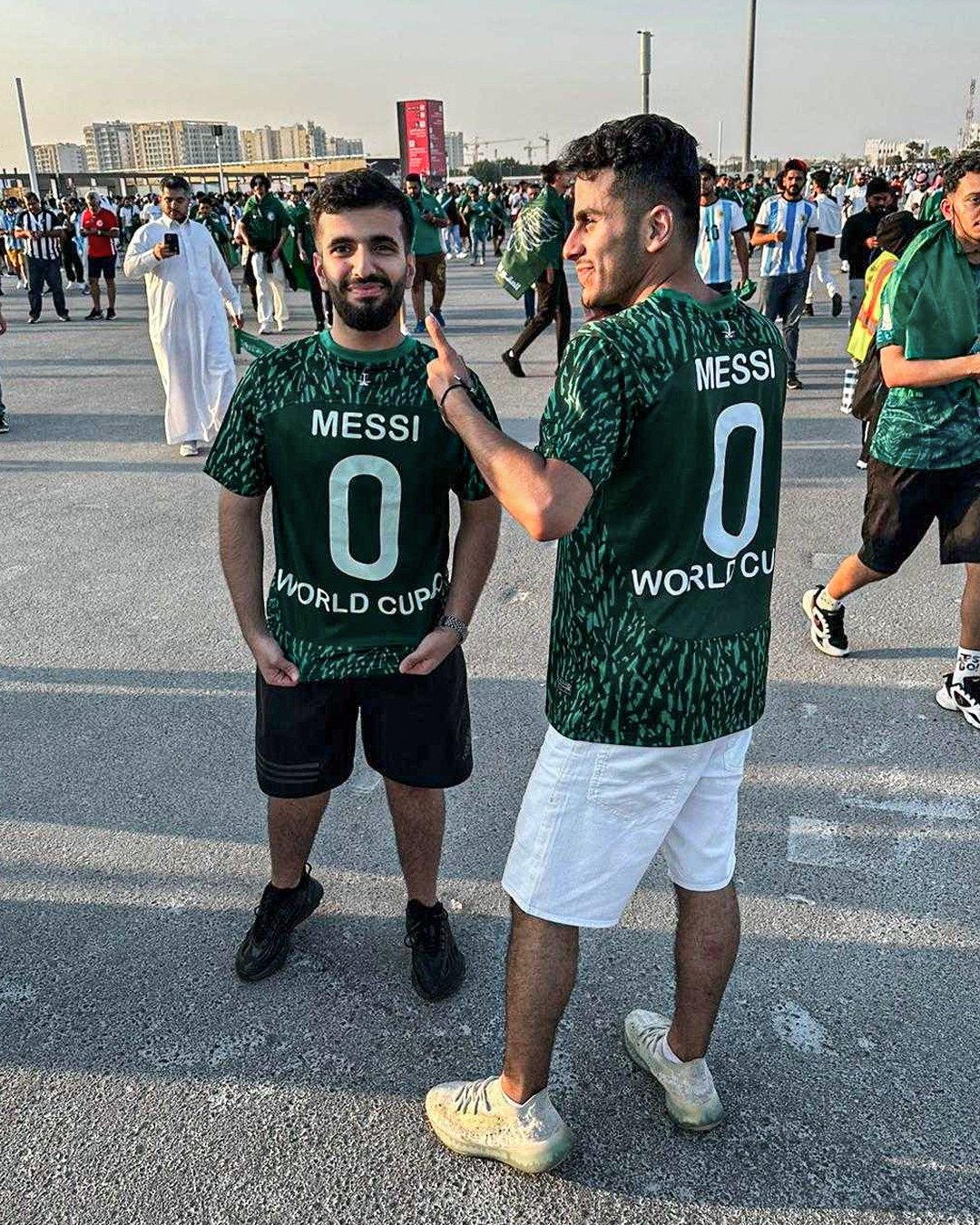 😅嘲讽拉满！沙特球迷身穿梅西的沙特0号球衣庆祝赢球