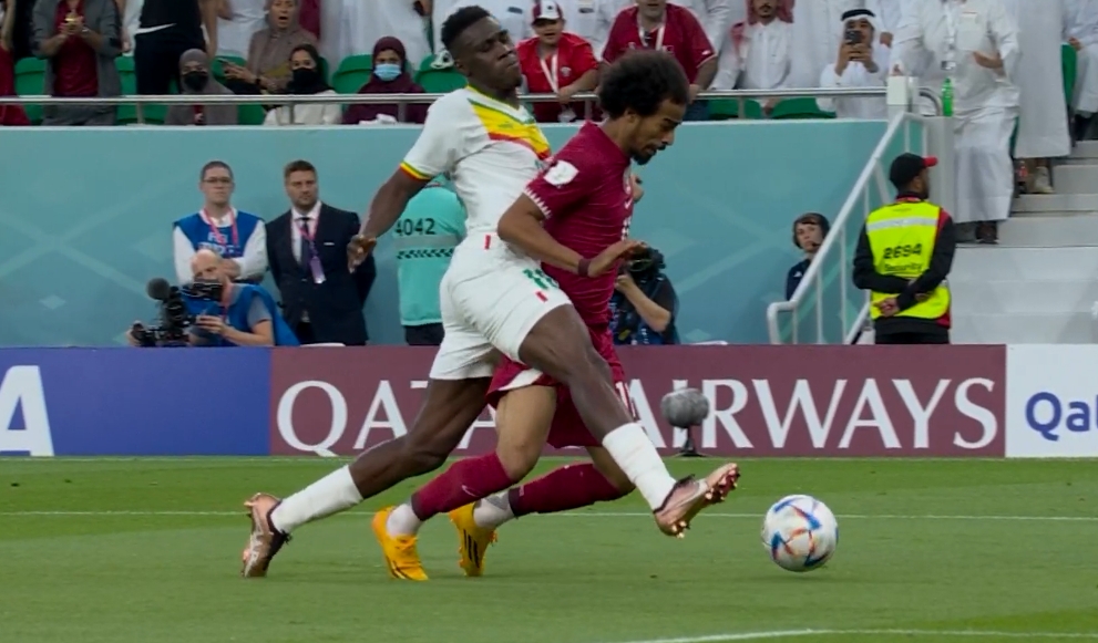 该判点球吗🤔卡塔尔阿菲夫禁区内被撞倒，主裁无表示&VAR未介入