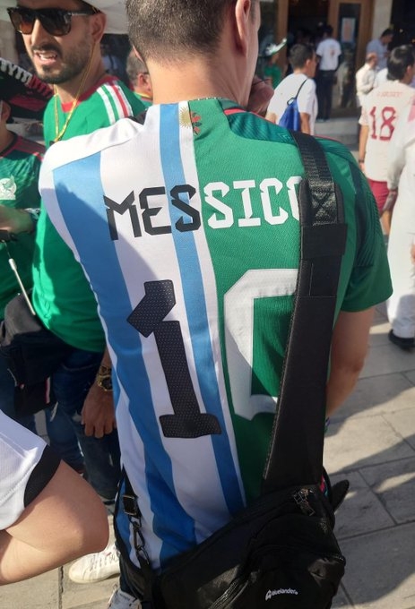 梅西穿其他球队球衣 梅西穿中国球衣 梅西的球星球迷 小球迷穿梅西球衣 球迷穿“梅西哥”拼接球衣，外媒调侃：墨西哥人，支持梅西