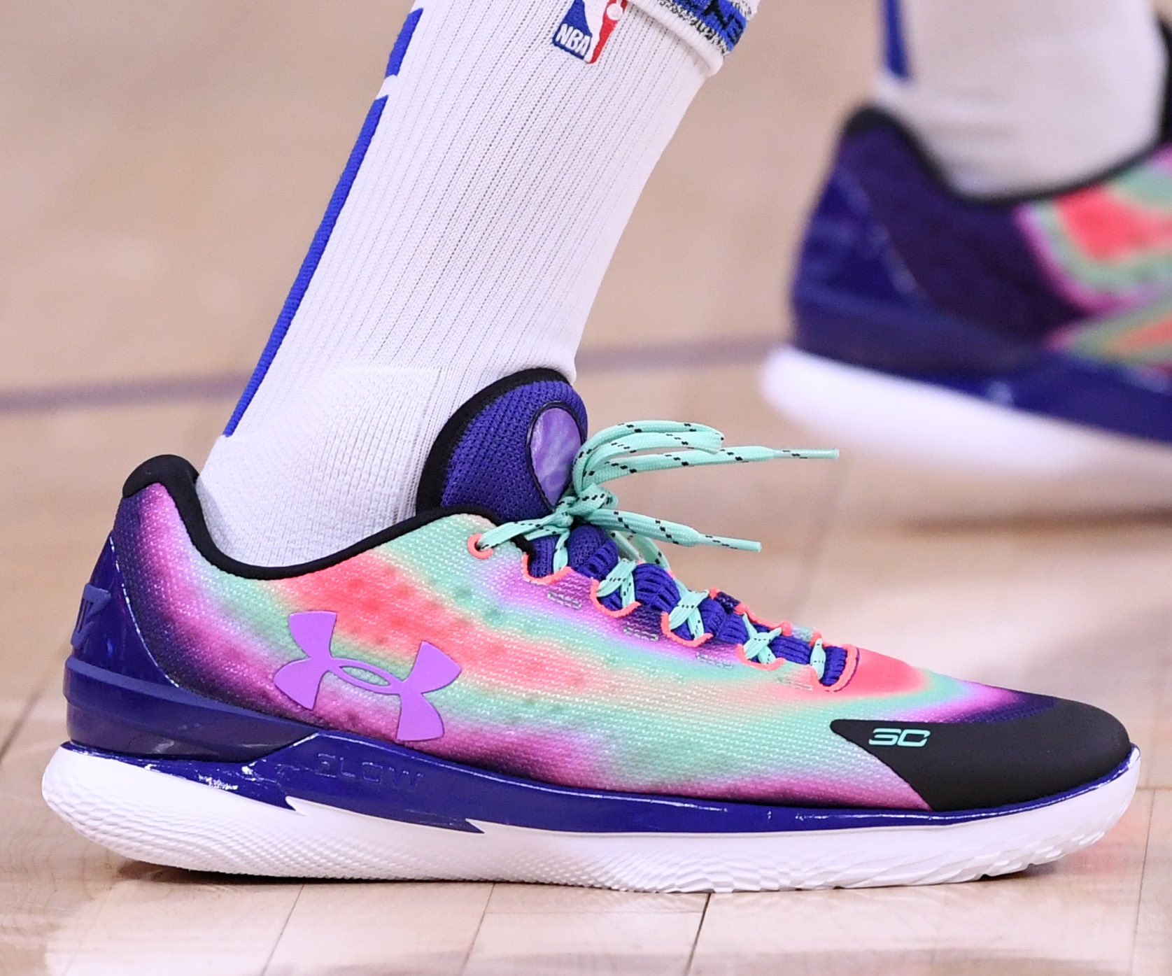 库里1代战靴 库里实战鞋 今天库里穿的鞋配色 库里实战球鞋 这个配色