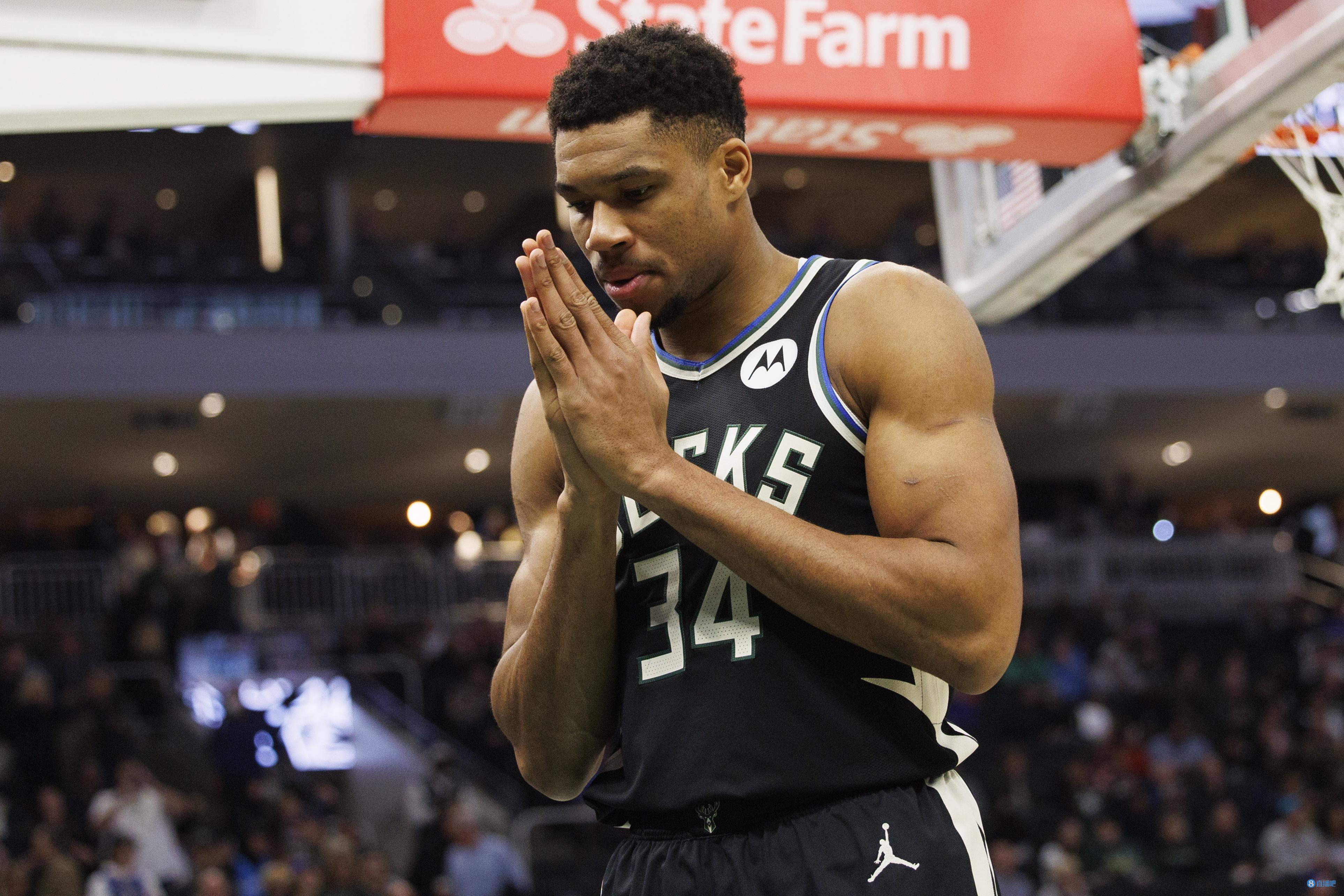 字母哥/雄鹿今日数据:出战33分钟,17投12中,罚篮22中17,42分10篮板1