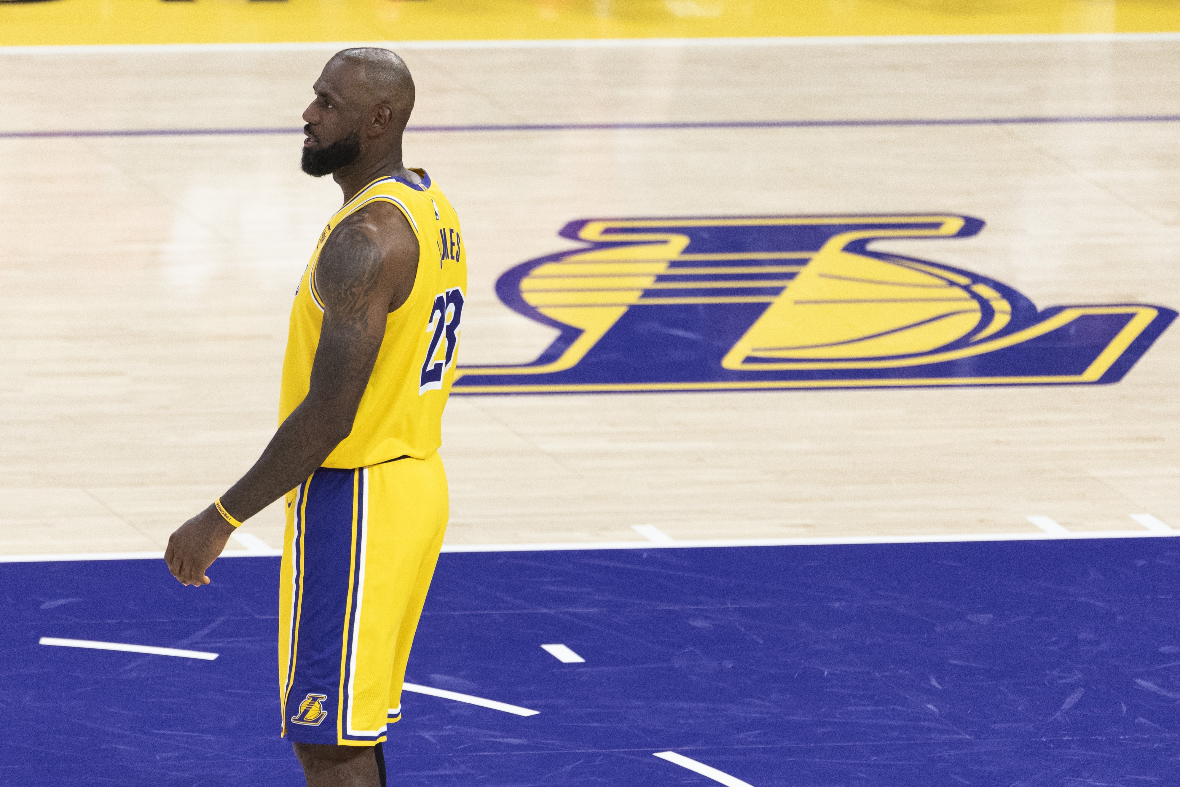 出手不多！詹姆斯半场4中2得4分2板2助 隔扣小贾亮眼