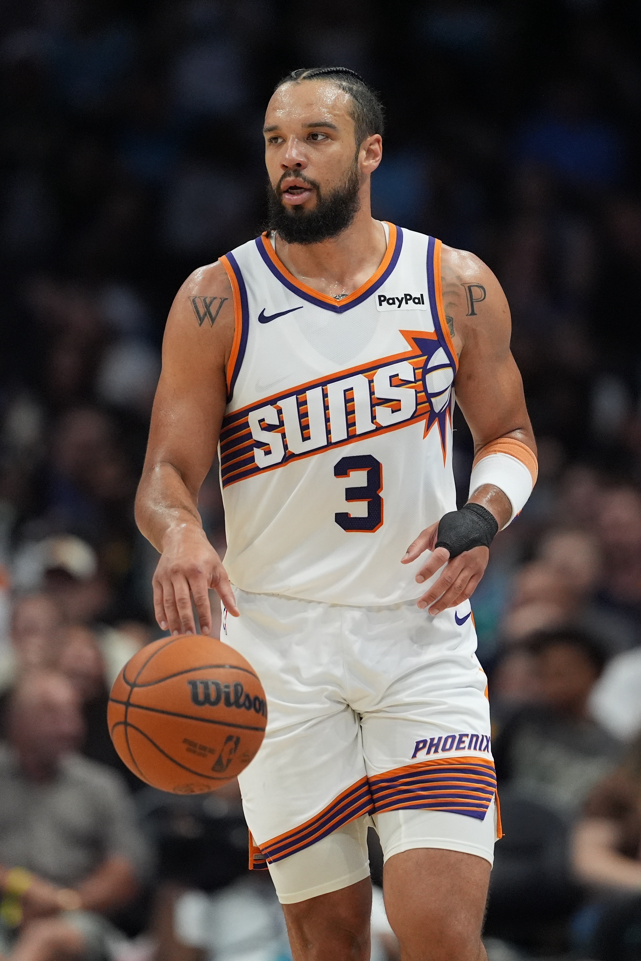 社会龙哥手很硬！狄龙首节三分4中2得到8分1助 2犯规需注意