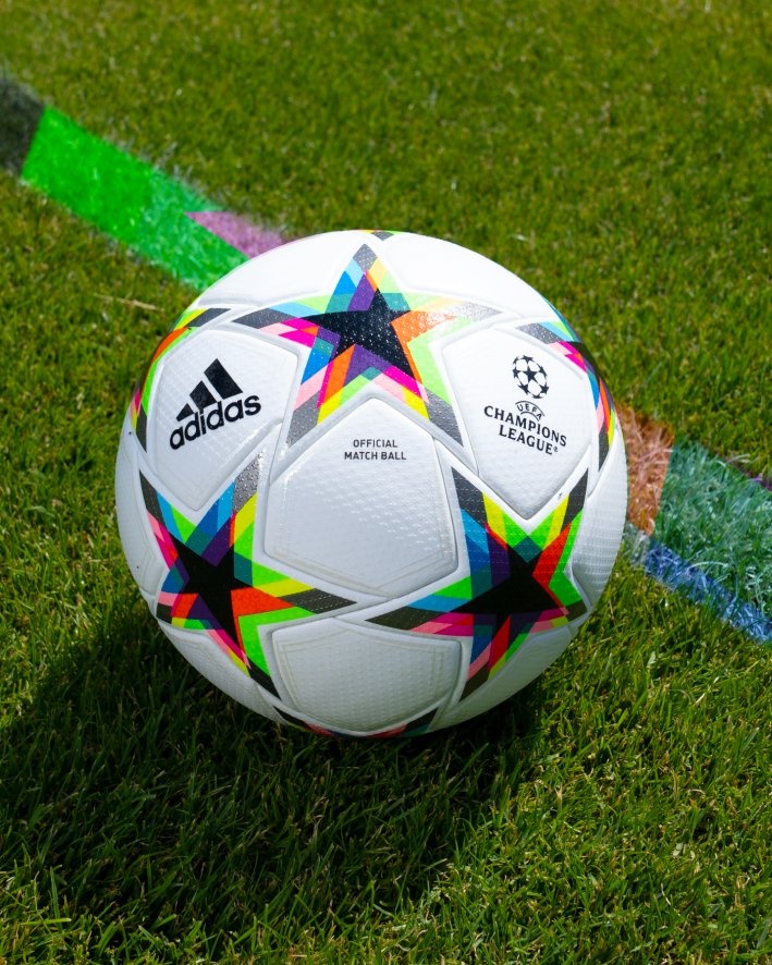预热！欧冠官方发布新赛季小组赛用球：多色炫彩组成星星