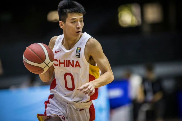 媒体人：广州青年队&中国U18球员李佳哲新赛季将出战CBA联赛