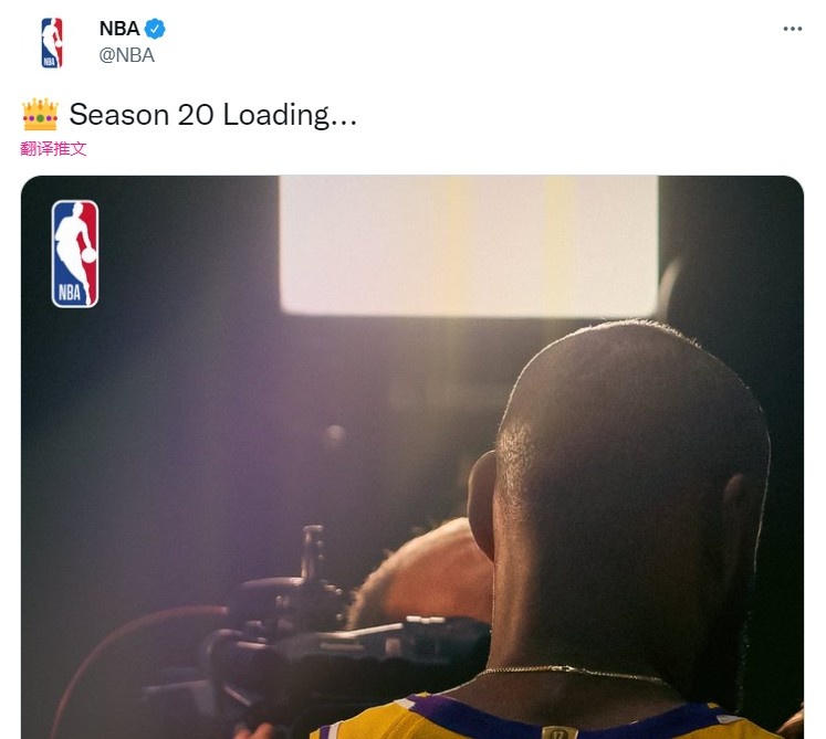 万众期待！NBA官推晒詹姆斯媒体日照：👑第20季加载中