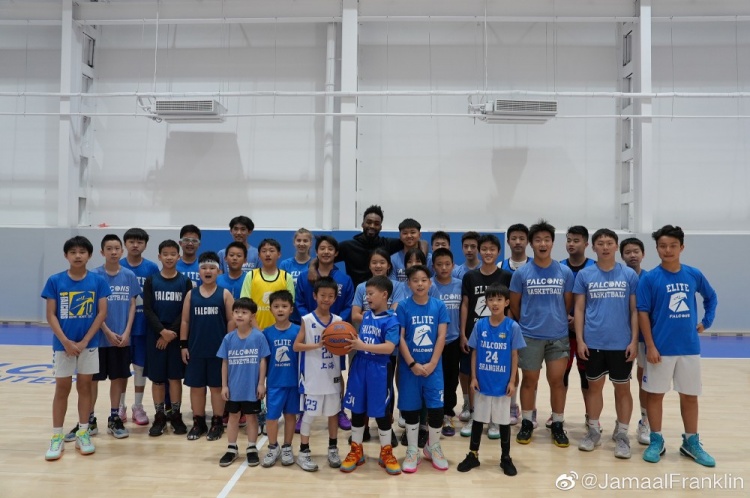 富兰克林晒照参加篮球训练营：渴望用自己的知识帮助下一代孩子