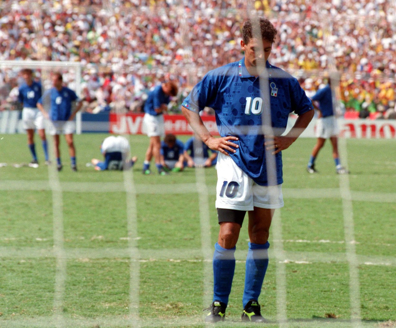 1994世界杯决赛巴乔 1998年世界杯巴乔 巴乔94年世界杯进球 94年世界杯 巴乔进了几个球 【世界杯名场面】1994年世界杯，巴乔失点后的忧郁背影