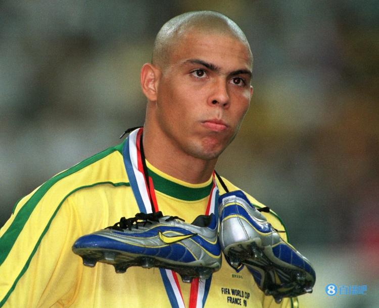 98世界杯大罗之谜 98世界杯罗纳尔多之谜 98年世界杯决赛大罗 1998年世界杯葡萄牙 【世界杯名场面】1998年世界杯，脖子上挂着球鞋的大罗