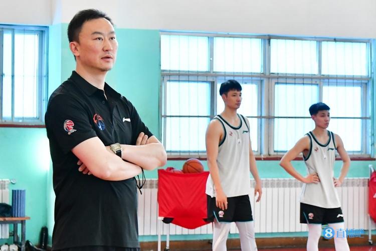 刘维伟：队伍年轻在关键时刻缺少主心骨 身高受限在篮板球上吃亏