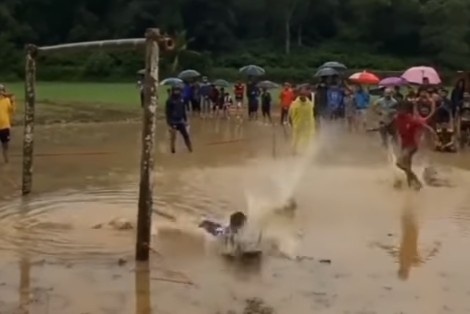 ?看看人家？印度一群人在泥水“小池塘”踢球，观众撑伞欢呼