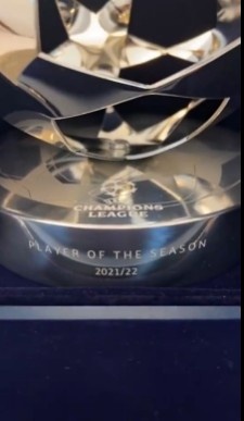 欧足联最佳预定？本泽马晒视频秀出自己的欧冠赛季最佳球员奖杯！
