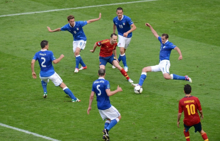 【时光机】12年欧洲杯西班牙1-1意大利，伊涅斯塔1v5世界名画
