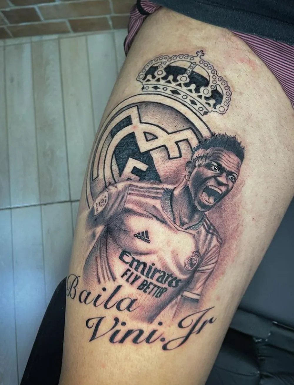巴西纹身艺术家免费为球迷文维尼修斯头像,以示对球员的支持