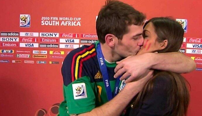 【时光机】往事已随风?卡西利亚斯南非世界杯拥吻未婚妻萨拉