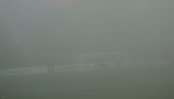 科隆半决赛 官方：由于雾太大，斯洛瓦科vs科隆的欧会杯比赛推迟至明天进行