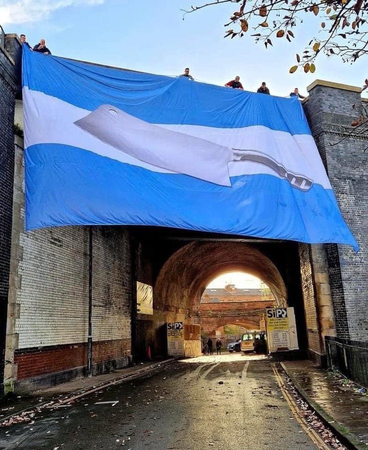 用表现获得称赞!有曼联球迷为利桑德罗挂出阿根廷屠夫旗帜