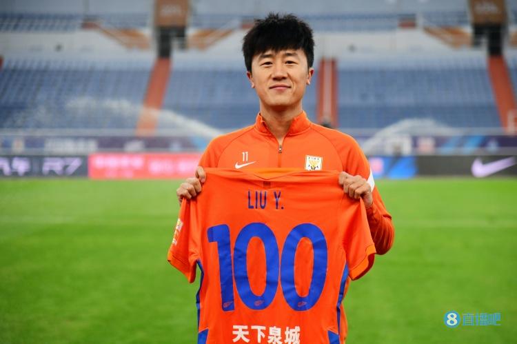 里程碑!刘洋迎泰山生涯第100次联赛出场,社媒晒纪念球衣