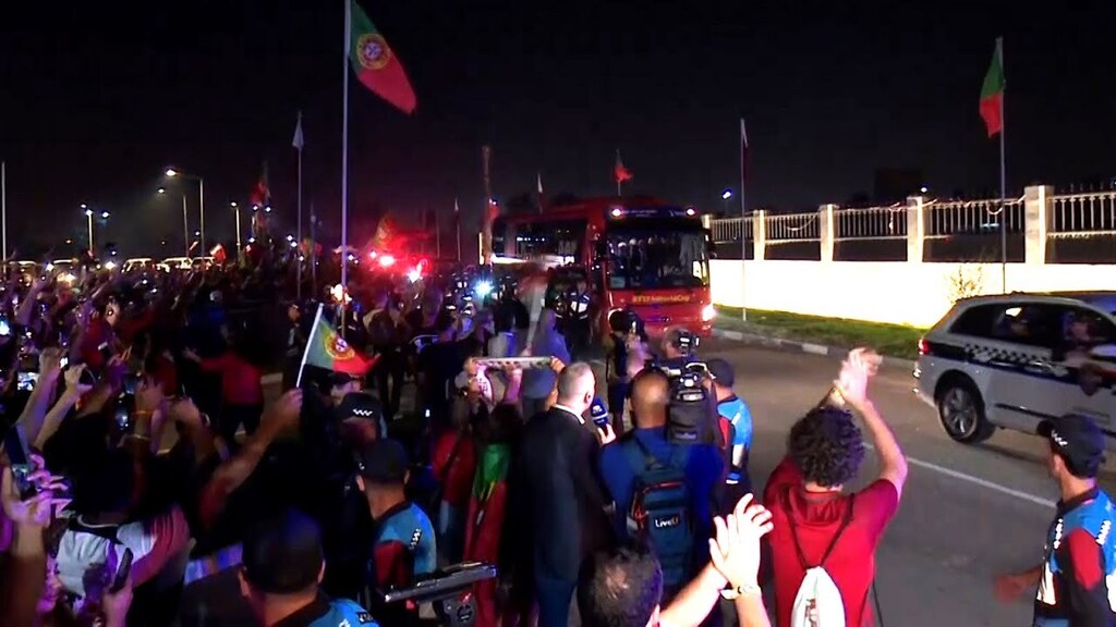 巨星人气🔥🎥葡萄牙抵达卡塔尔酒店 现场千名球迷高呼C罗名字