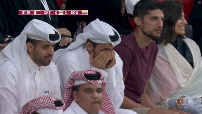 30分钟0-2落后,看台上的卡塔尔球迷捂脸不忍直视