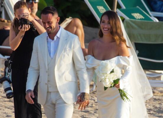 太阳报：阿斯顿维拉球员丹尼-英斯在巴巴多斯海滩举行婚礼