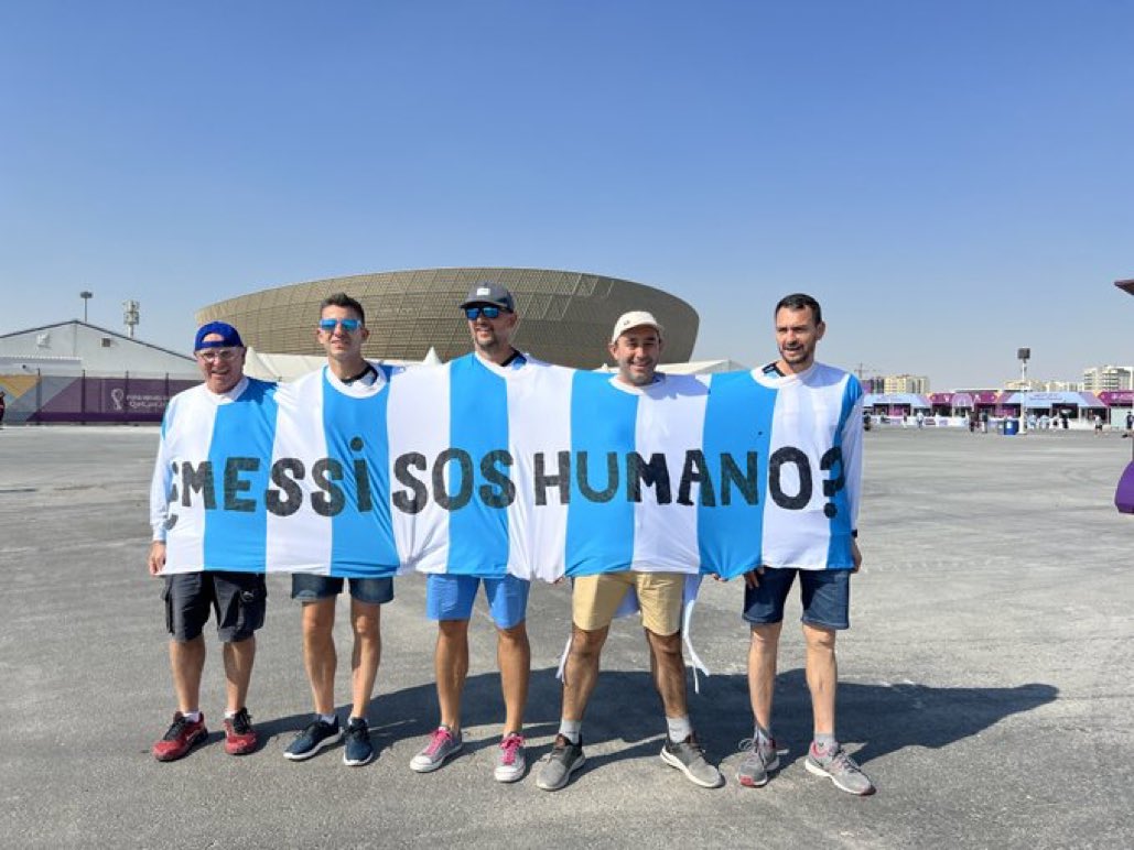 创意无限😲！5名球迷穿连体衣服，写着：梅西，你是人类吗？