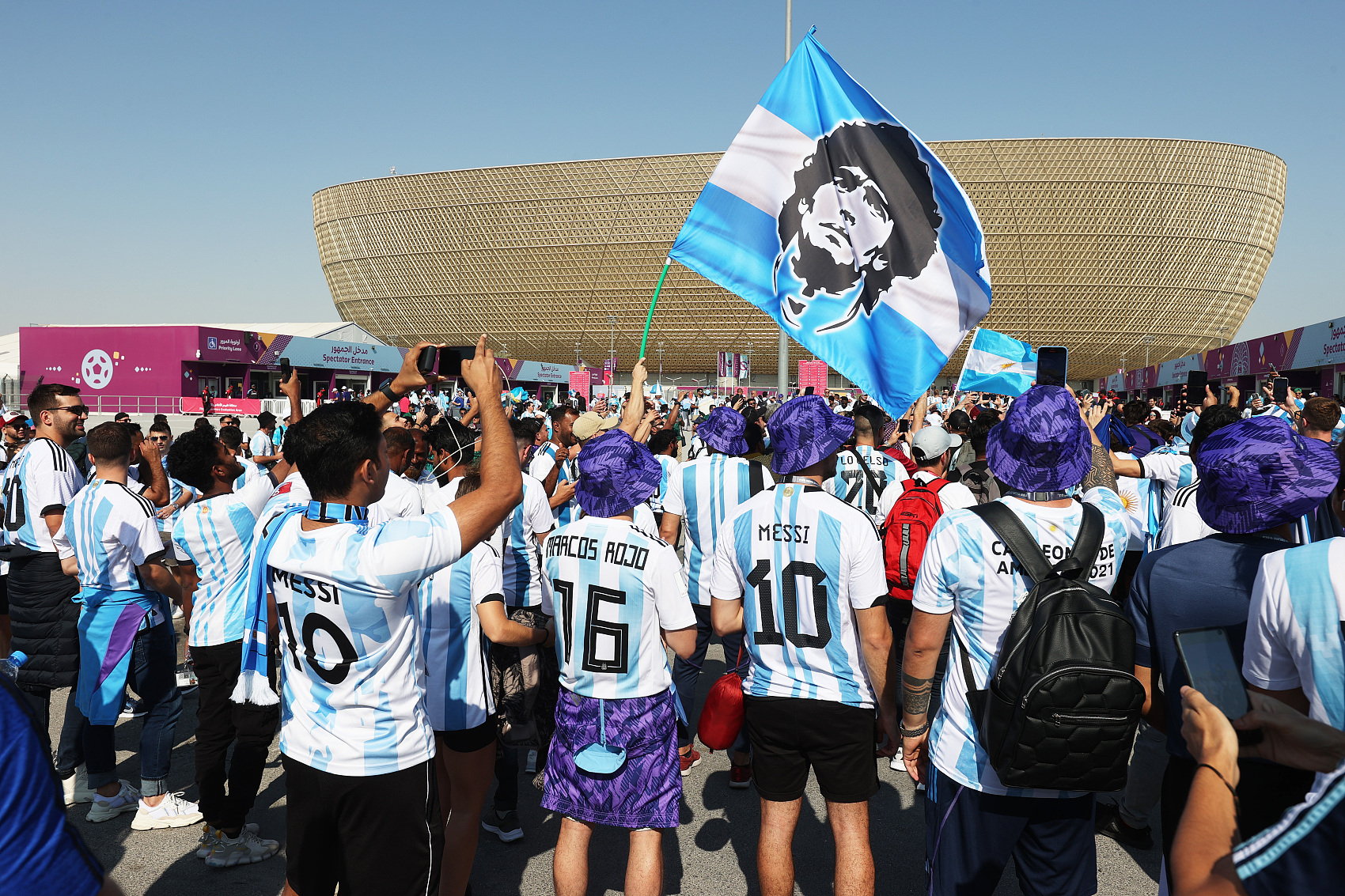 马拉多纳为阿根廷祈祷,阿根廷,别为我哭泣马拉多纳,阿根廷解说马拉多纳,马拉多纳对阿根廷足球 GOAT保佑！阿根廷对阵沙特，阿根廷球迷把“马拉多纳”带到球场