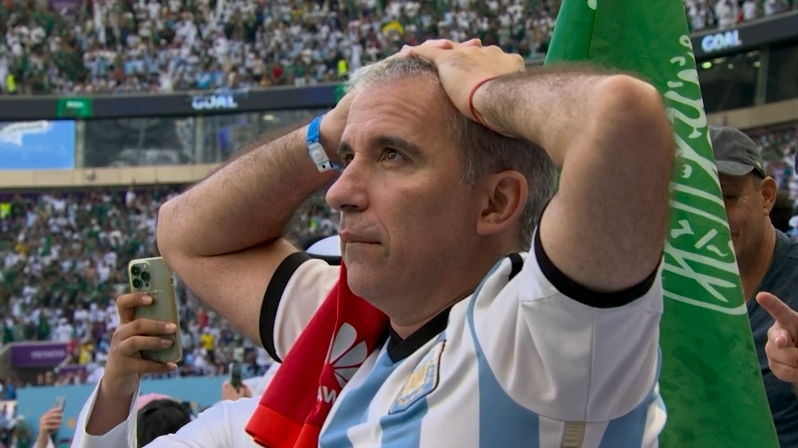 不敢信！阿根廷5分钟连丢两球被反超，看台上阿根廷球迷无奈抱头