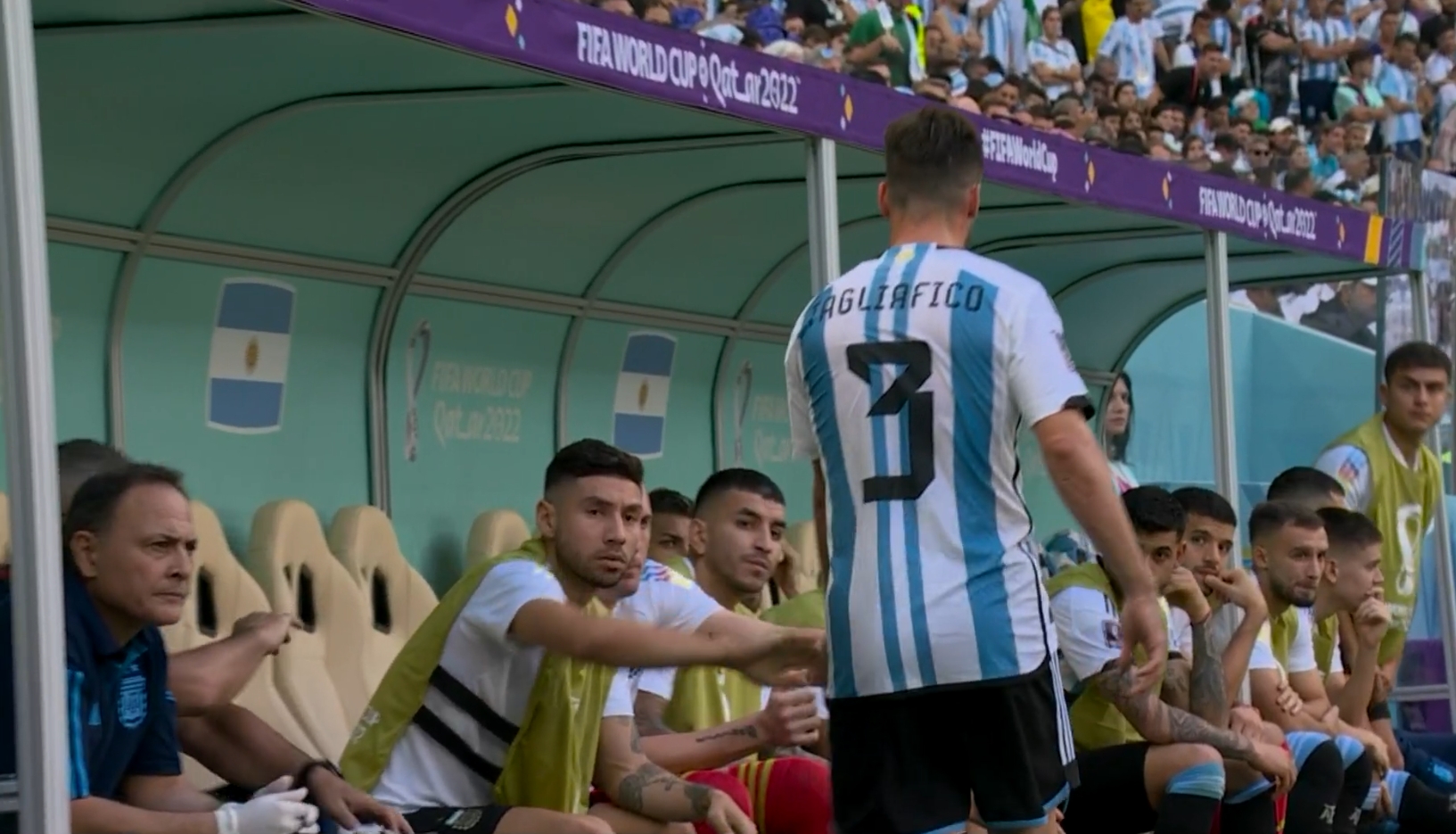 阿根廷右后卫 阿根廷第4个换人调整左后卫：阿库尼亚登场，换下塔利亚菲科