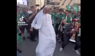 这才是世界杯！沙特球迷庆祝胜利，卡塔尔球迷使出C罗Siu混入其中