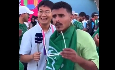 夺笋!韩国记者连线时遭沙特球迷搞怪乱入:梅西在哪里?