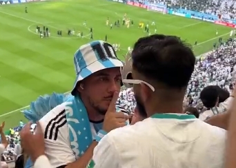 看台起冲突!阿根廷沙特球迷看台互喷:你闭嘴!你才闭嘴!