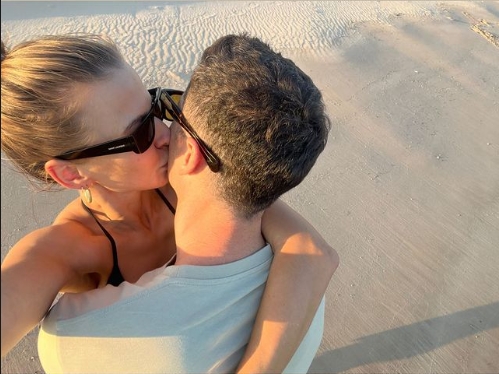 莱万妻子安娜晒照，在海滩上与莱万拥吻