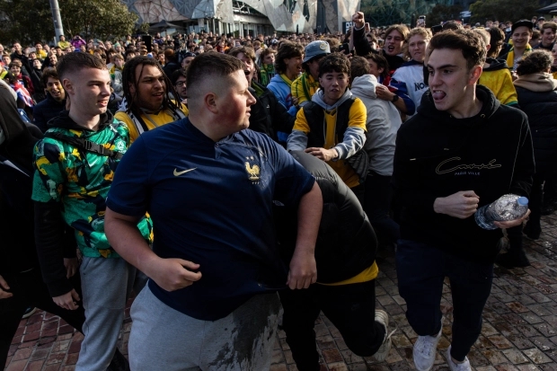 太阳报：澳大利亚和法国球迷在墨尔本街头打斗，没有人被捕
