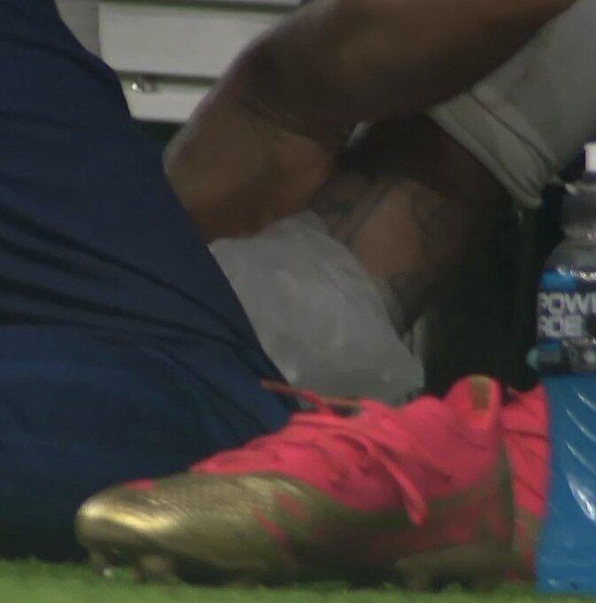 内马尔赛后落泪 新闻 内马尔脚踝伤重 内马尔系鞋带被踢 内马尔被踩脚 内马尔被换下，队报记者：他可能脚踝受伤，在替补席上哭了
