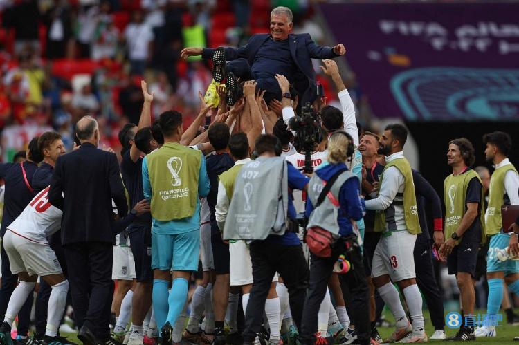 伊朗足球教练奎罗斯 历史性的胜利！终场哨声响起后，伊朗球员高举主帅奎罗斯