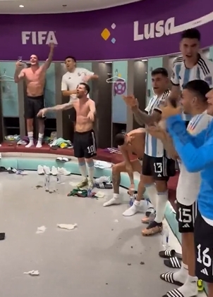 接着奏乐接着舞！阿根廷赛后唱歌庆祝，梅西赤裸上身又唱又跳🕺