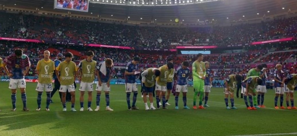 斯密马赛!不敌哥斯达黎加,日本队员赛后向现场球迷鞠躬道歉