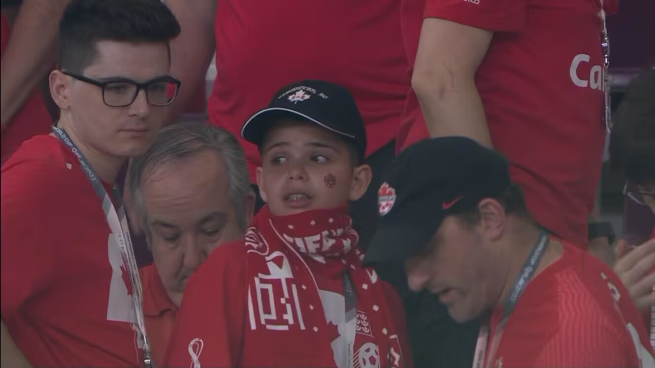 目睹球队两连败出局,看台上的加拿大小球迷哭得很伤心 目睹球队两连败出局，看台上的加拿大小球迷哭得很伤心
