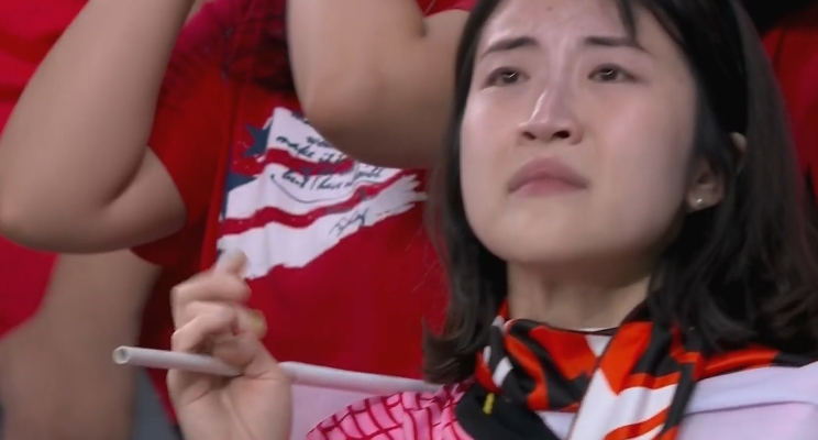 女足韩国第二回合回放 韩国补时进两球 女足对韩国进球 韩国女足即时比分 韩国2分钟2球扳平比分，看台韩国女球迷激动得快要落泪！