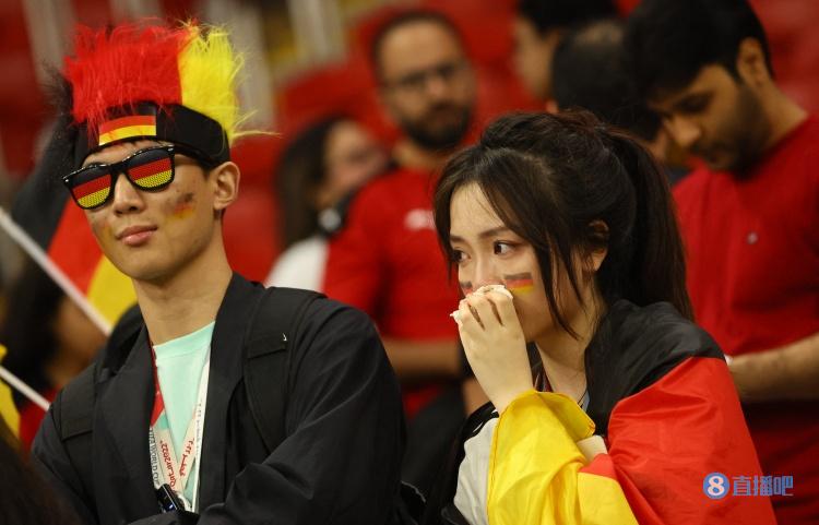 德国被淘汰后,看台上的女球迷落泪视频 德国女球迷哭成泪人 德国球迷哭泣 德国出局球迷哭死 德国被淘汰后，看台上的女球迷落泪