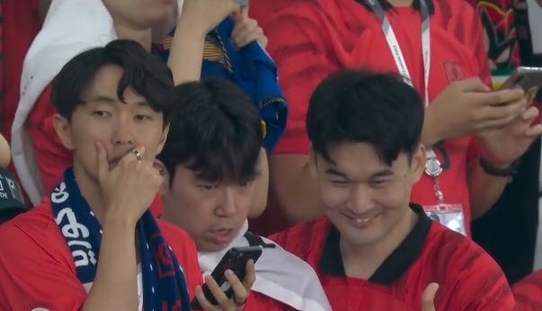看手机&双手合十祈祷!韩国球迷看台紧张等待最后出线结果